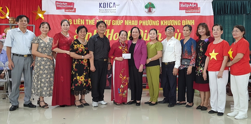 Chủ tịch TƯ Hội NCT Phạm Thị Hải Chuyền tặng quà và chụp ảnh lưu niệm cùng CLB