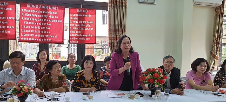 Chủ tịch TƯ Hội NCT Phạm Thị Hải Chuyền chia sẻ với CLB