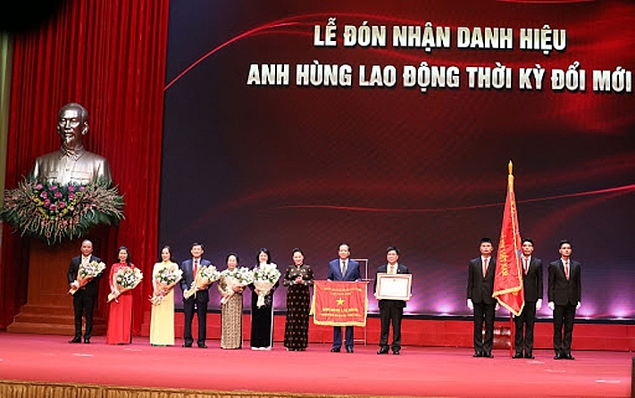 Chủ tịch Quốc hội Nguyễn Thị Kim Ngân trao danh hiệu Anh hùng Lao động thời kỳ đổi mới cho Quỹ Bảo trợ trẻ em Việt Nam. Ảnh: Cổng TTĐT Bộ LĐTB&XH