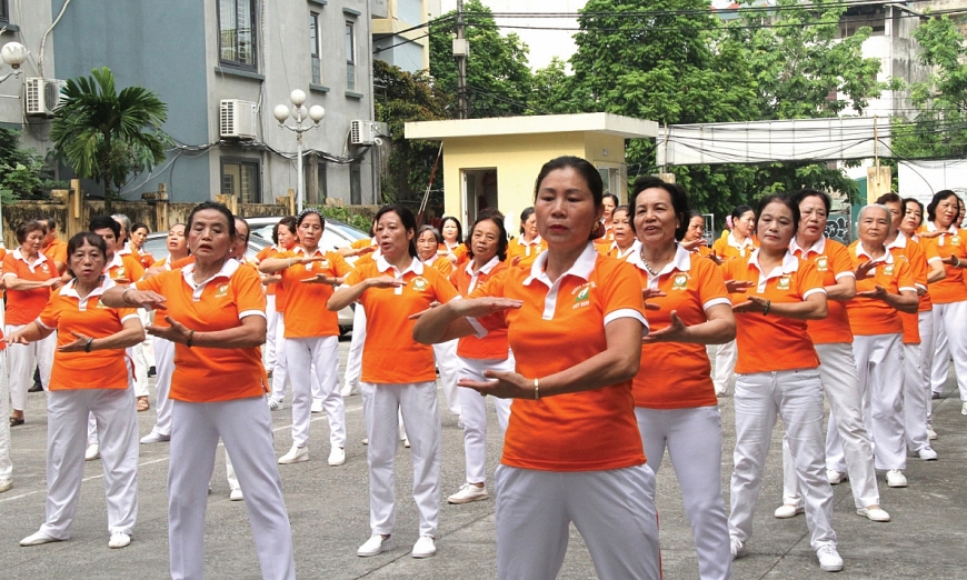 Bài dưỡng sinh tâm thể của NCT xã Xuân Giang, huyện Nghi Xuân, tỉnh Hà Tĩnh.  Ảnh Thanh Hà