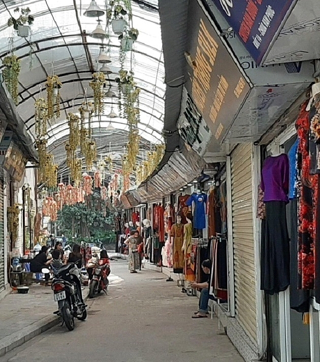 Không thấy bóng dáng khách hàng nào ngoài chủ shop