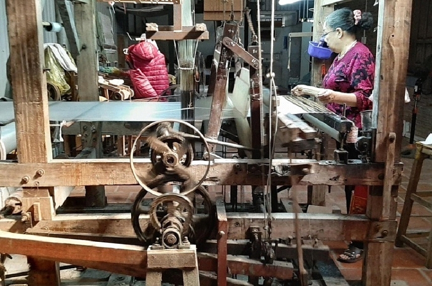 Cần mẫn giữ tiếng thoi đưa