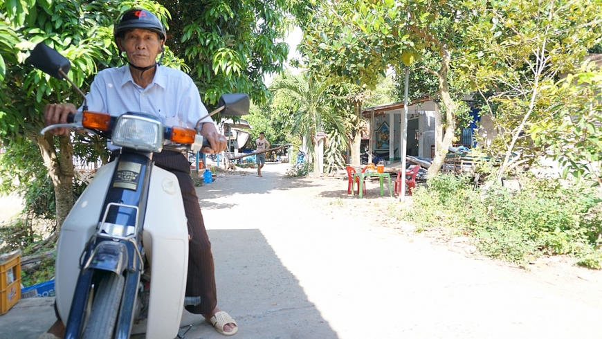 Cụ Lê Văn Ựng trong các chuyến công tác ở ấp