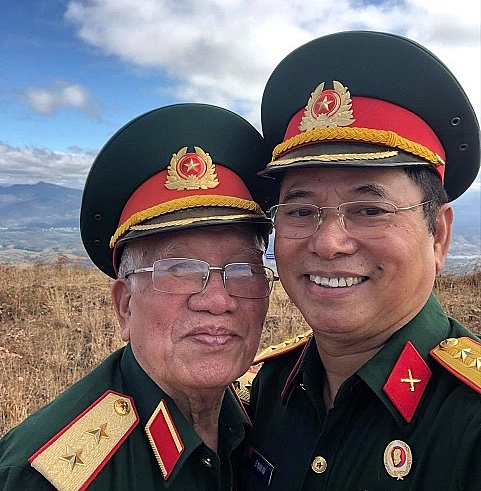 Doanh nhân CCB Lê Mạnh Hải (bên phải) cùng Trung tướng - Anh hùng LLVT Khuất Duy Tiến trong lần gặp mặt.