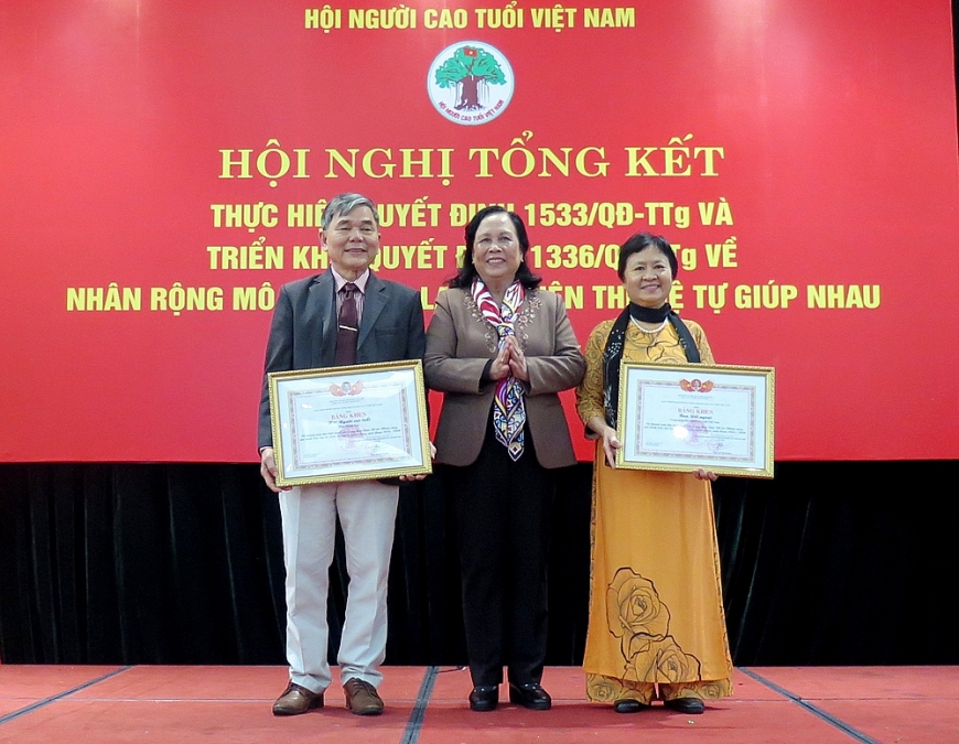 6 Chủ tịch Phạm Thị Hải Chuyền trao Bằng khen TƯ Hội cho các tập thể xuất sắc thực hiện Đề án 1533 của Thủ tướng Chính phủ. Ảnh Kim Uyên