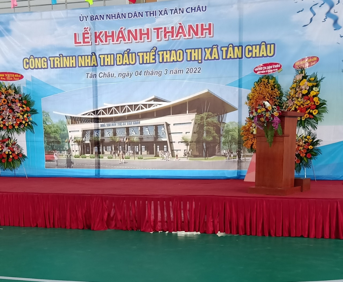 Khởi công công trình bê tông hóa đường cũ Long An- Châu Phong và khánh thành Nhà thi đấu đa năng