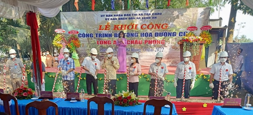 Khởi công công trình bê tông hóa đường cũ Long An- Châu Phong và khánh thành Nhà thi đấu đa năng