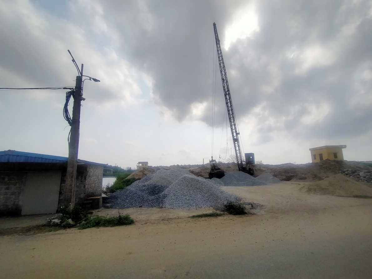 Hàng lang đê Hữu Hồng thuộc địa bàn huyện Trực Ninh đang bị xâm hại nghiêm trọng