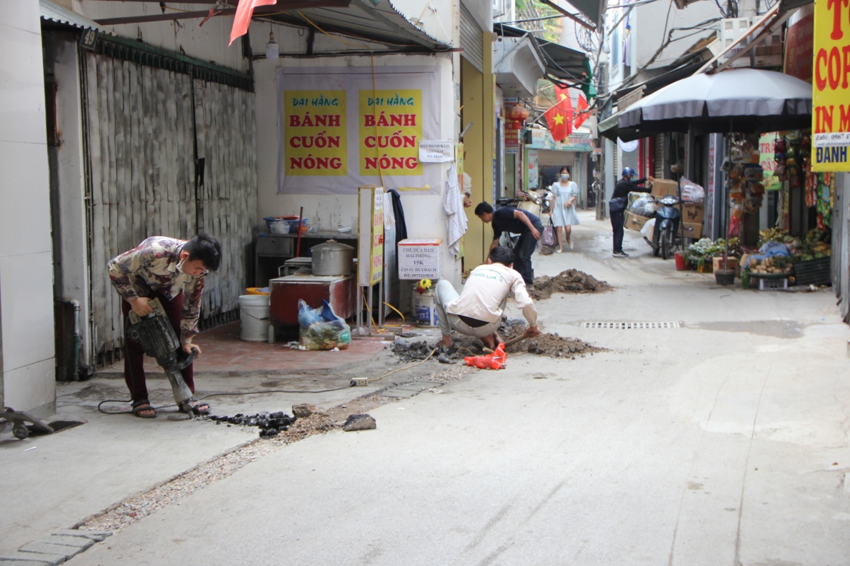 Ảnh – Nam Từ Liêm (Hà Nội): Đường phố Mễ Trì nham nhở, ngổn ngang vì Dự án cải tạo đường ống nước sạch