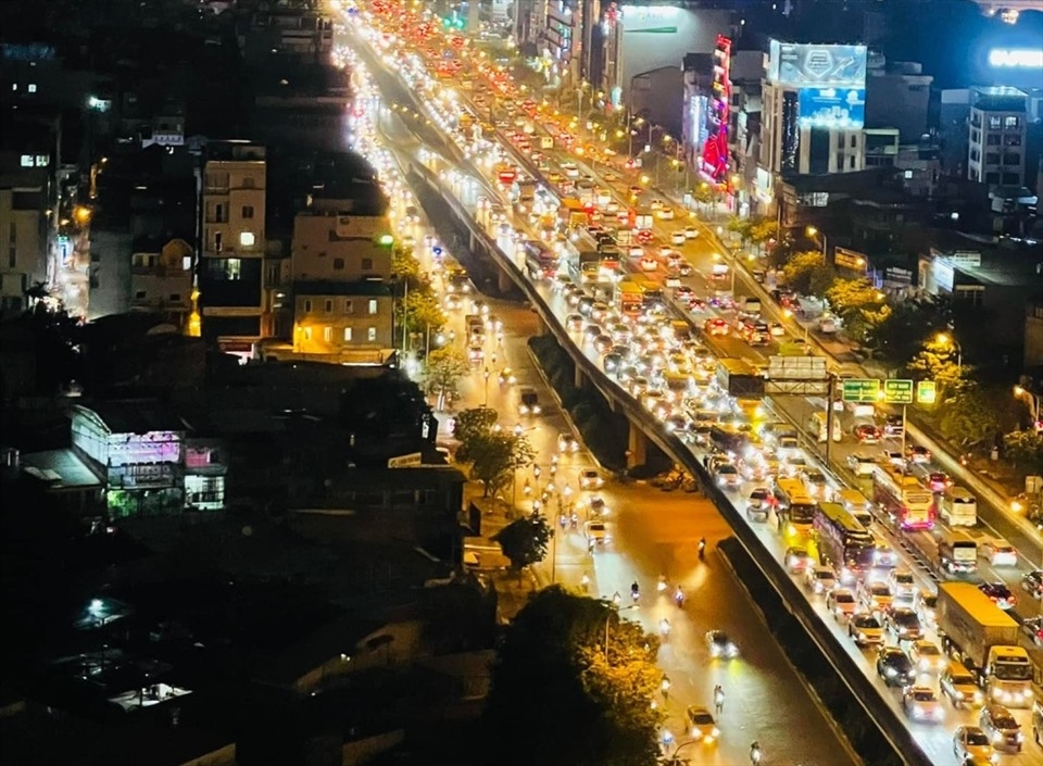 Tắc nghẽn cửa ngõ Thủ đô, đường vành đai 3 tê liệt: “Đánh vật” đường về quê