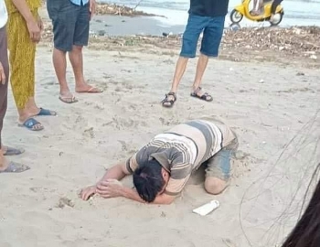 Thanh Hóa: Đi tắm biển cùng bố, 2 cháu bé bị sóng biển cuốn trôi tử vong