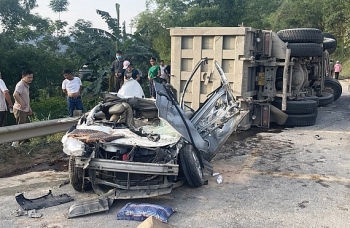 Hòa Bình: Xe tải chở đất lật khiến 3 người trên xe con tử vong, 1 người bị thương