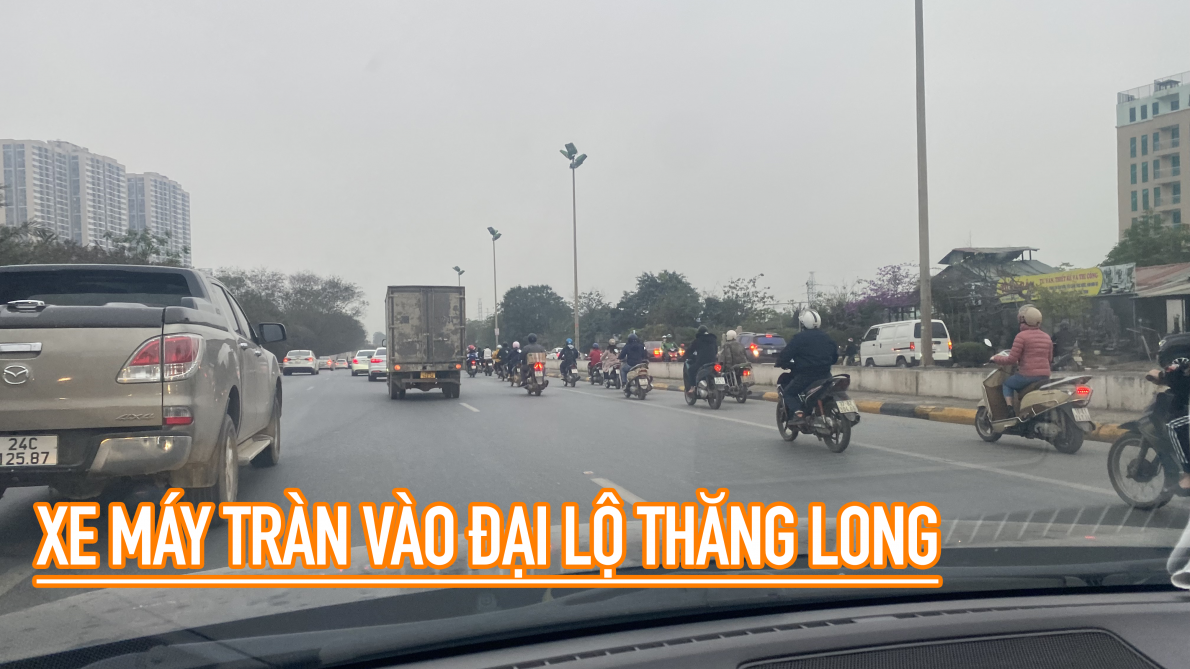 Hàng trăm người điều khiển xe máy tràn vào cao tốc đại lộ Thăng Long