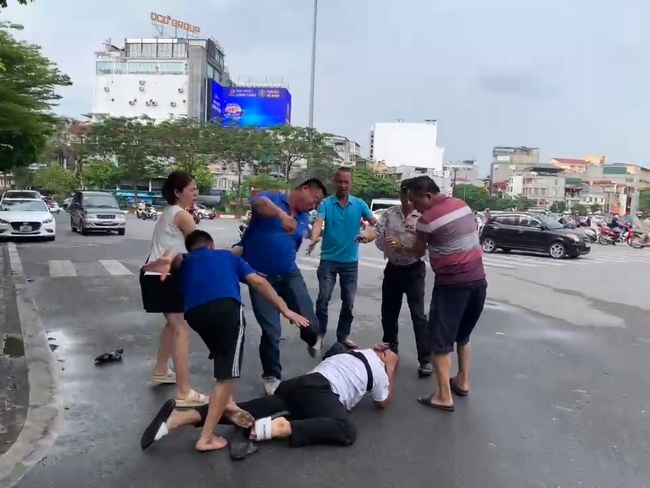 Phóng viên Đài PT-TH Hà Nội bị hành hung khi đang tác nghiệp