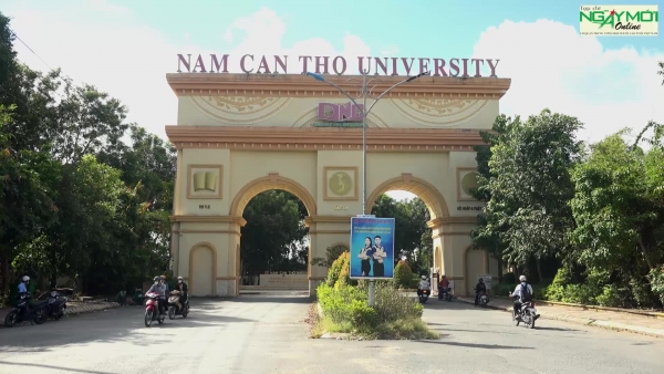 BÍ THƯ THÀNH ỦY CẦN THƠ THĂM TRƯỜNG ĐẠI HỌC NAM CẦN THƠ