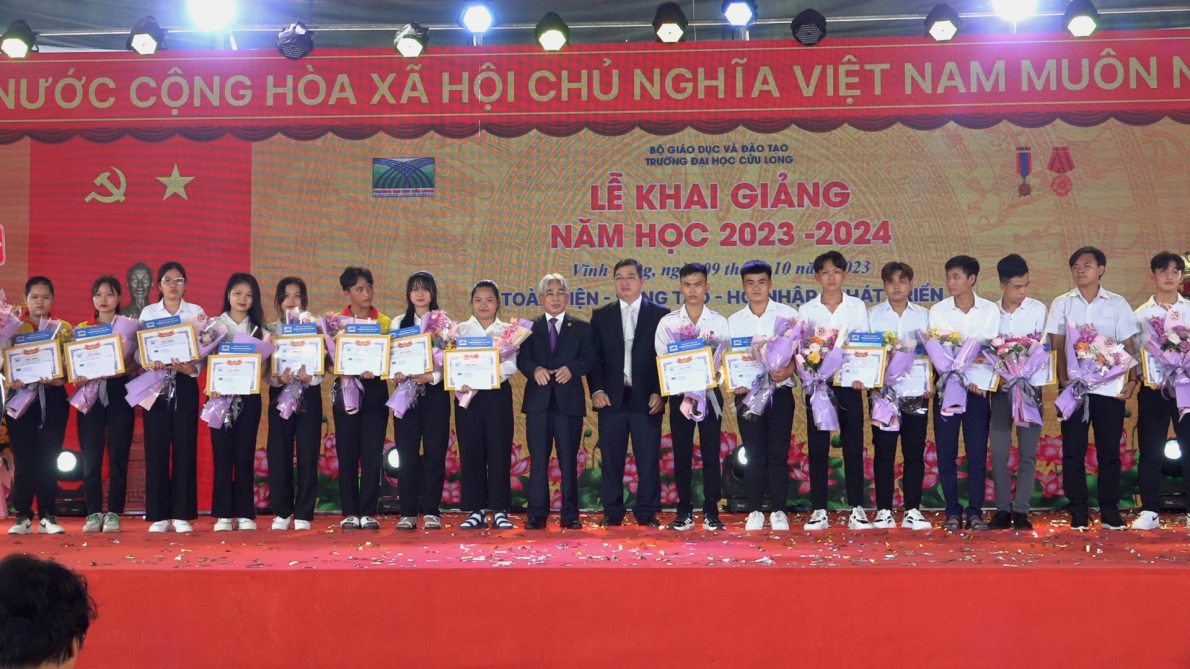 Đại học Cửu Long khai giảng năm học mới và trao học bổng cho tân sinh viên_360p