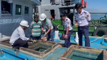 Cảnh sát biển tạm giữ tàu chở 80 nghìn lít dầu không có giấy tờ