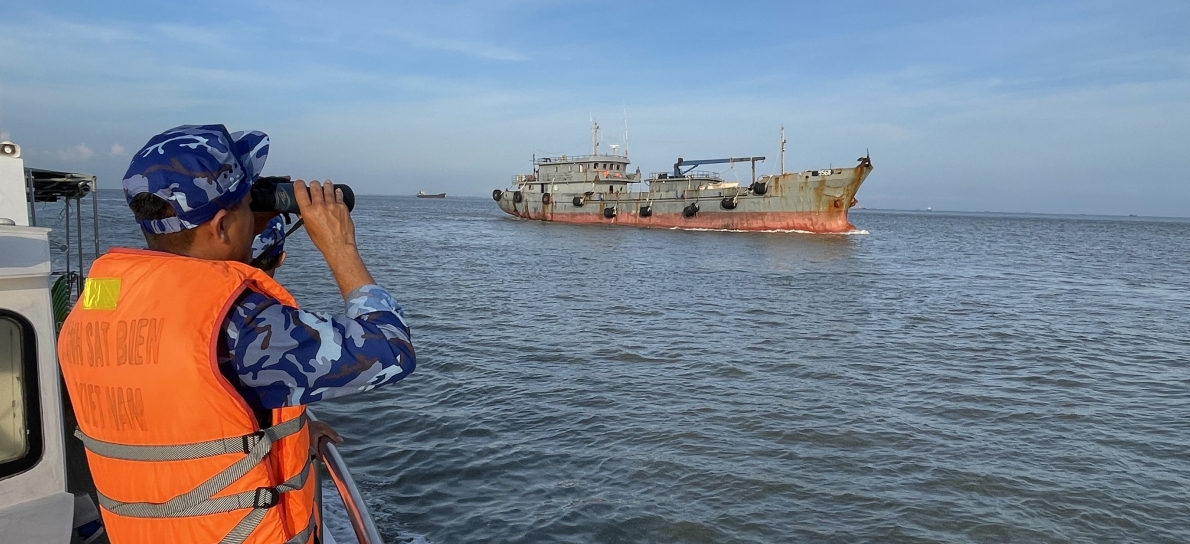 Tạm giữ tàu chở dầu không có giấy tờ hợp pháp