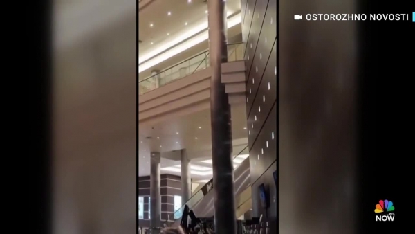 Khoảnh khắc phiến quân xả súng trong hội trường nhà hát Crocus City Hall hôm 23/3.