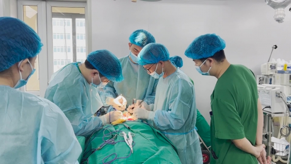 Phẫu thuật Khối u tuyến giáp khổng lồ chèn khí quản