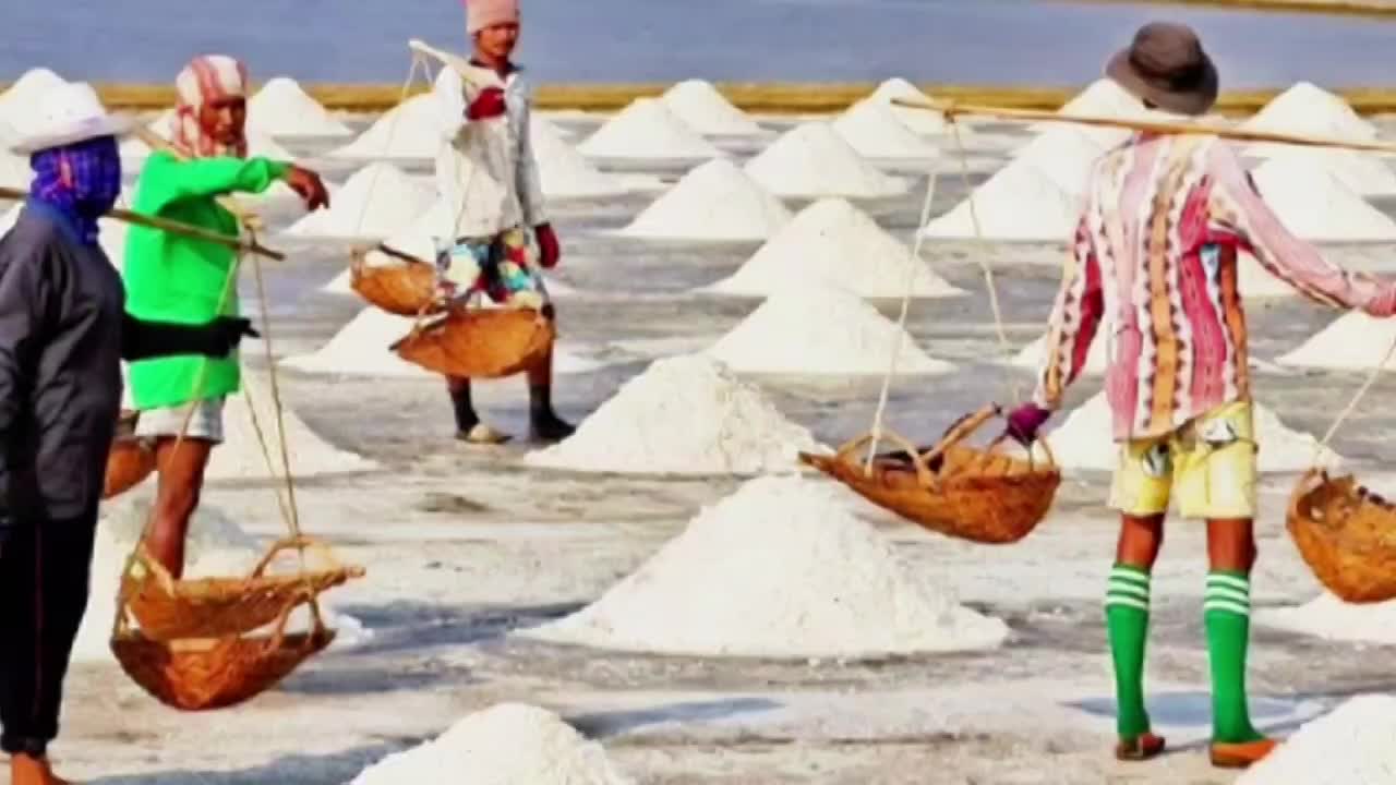 Muối, công dụng lớn trong đời sống gia đình người cao tuổi