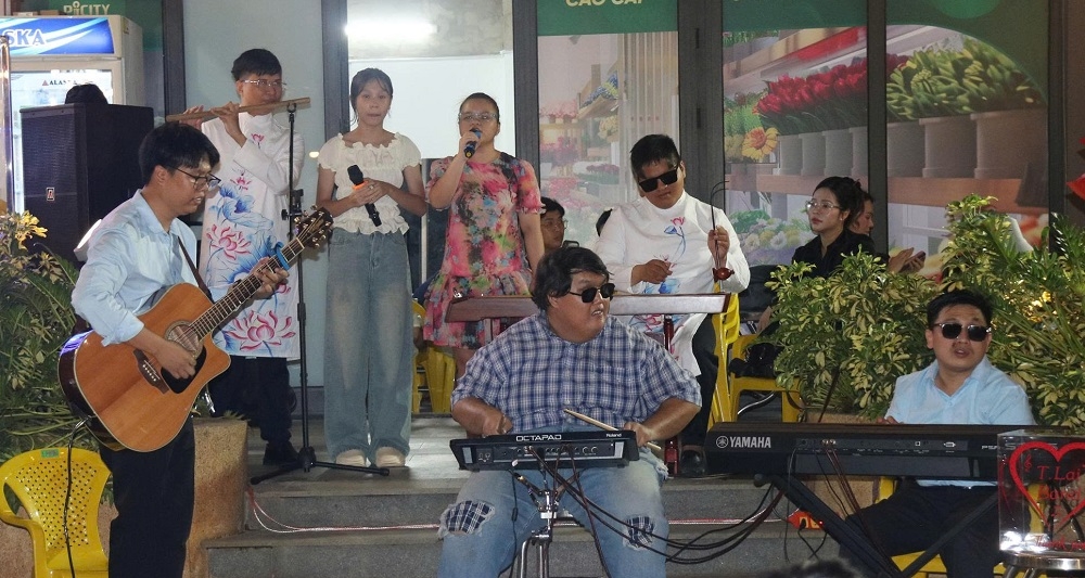 Ban nhạc TLai Band đang từng ngày chứng minh dù không nhìn thấy ánh sáng bằng mắt, họ vẫn tạo ra ánh sáng của riêng mình