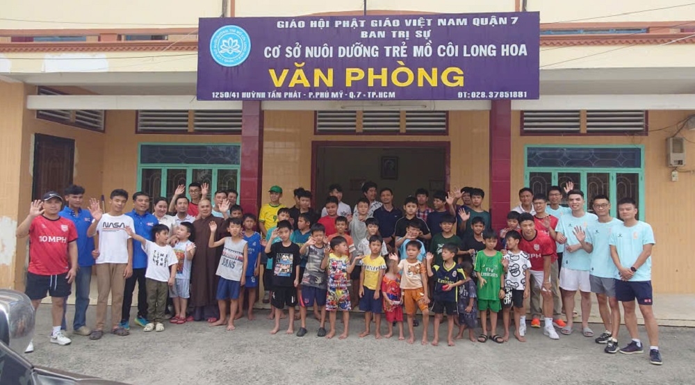 Trao yêu thương đến trẻ mồ côi chùa Long Hoa qua những trận bóng nghĩa tình