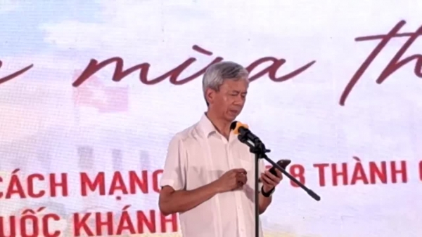 Phó Chủ tịch Hội NCT Việt Nam Phan Văn Hùng phát biểu tại Chương trình Ký ức mùa Thu do Công ty CP Quốc tế Nhân Ái phối hợp với CLB Họa Mi TP Hà Nội tổ chức