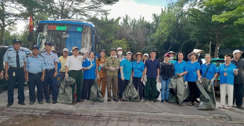 Người cao tuổi phường Tân Mỹ chung tay dọn vệ sinh môi trường chào mừng Quốc khánh 2/9