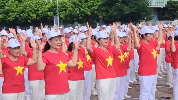 Đồng diễn bài dân vũ "Gọi tên hạnh phúc" tại Ngày hội sức khỏe người cao tuổi năm 2025