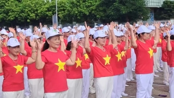 Đồng diễn bài dân vũ "Gọi tên hạnh phúc" tại Ngày hội sức khỏe người cao tuổi năm 2025