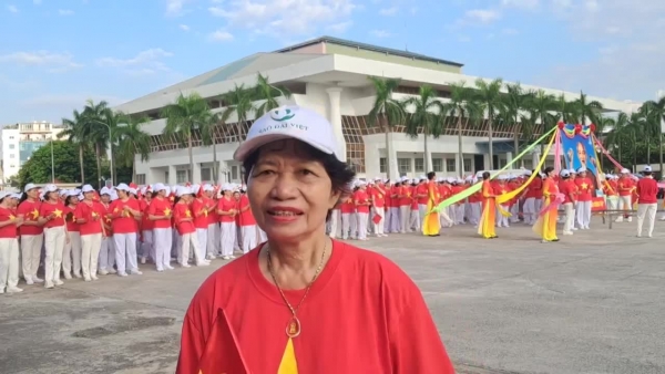 Bà Nguyễn Thị Lâm, Phó Chủ nhiệm CLB tự chăm sóc sức khỏe NCT TDP Viên 7, phường Đông Ngạc chia sẻ về niềm vui của CLB khi tham gia Ngày hội sức khỏe NCT năm 2025