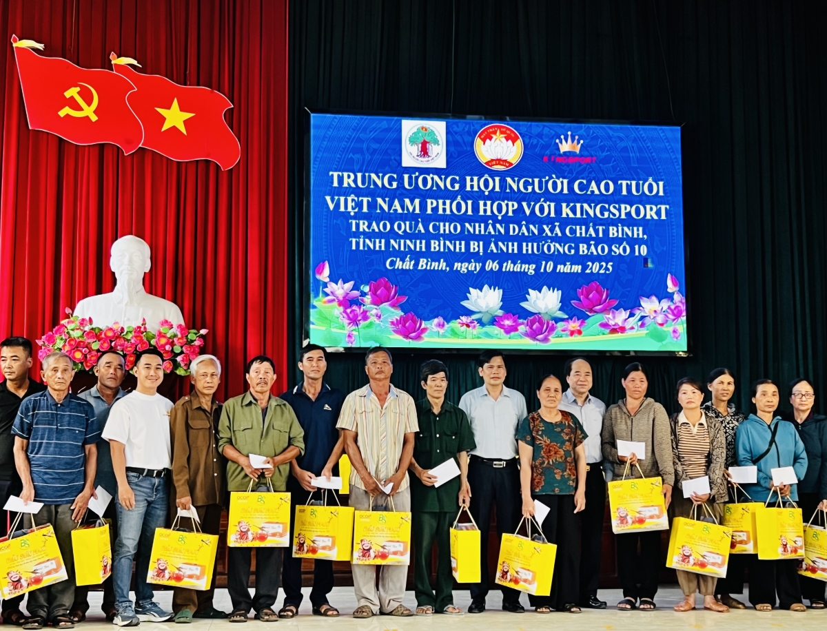 Trung ương Hội NCT trao quà cho người bị ảnh hưởng do bão số 10 tại Ninh Bình