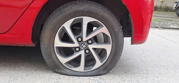 Người đàn ông lén chọc thủng 3 lốp ô tô tại chung cư ở Hà Nội