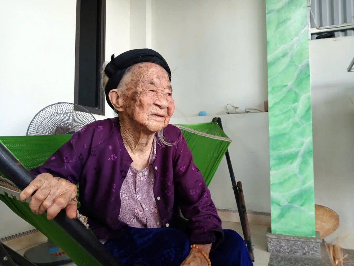 Cụ Hồ Thị Mai thuộc lòng những câu thơ trong bài thơ "Mẹ Suốt" của nhà thơ Tố Hữu