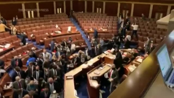 Video các nghị sĩ sơ tán khi người biểu tình ập vào tòa nhà Quốc hội Mỹ