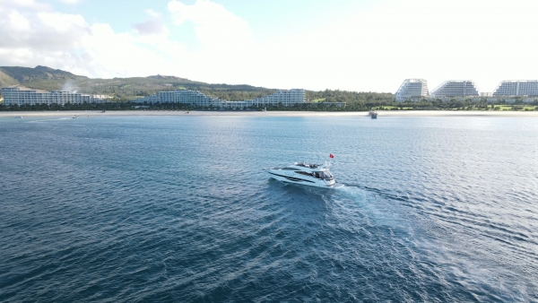 Du thuyền FLC Albatross lướt sóng Quy Nhơn