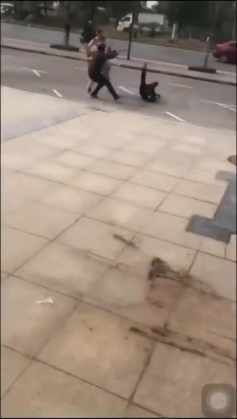 Dùng côn nhị khúc tấn công cảnh sát sau khi vi phạm giao thông