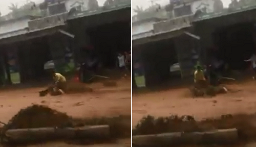 Khoảnh khắc lao ra cứu người giữa dòng nước lũ hung dữ