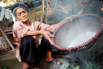 Cụ bà U90 "ăn đất" cuối cùng ở ngôi làng "chuyện lạ Việt Nam"