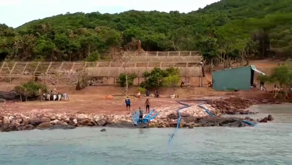 Bà Huyền cho người hút cát, đổ đất, đá lấn biển, vi phạm quy hoạch rừng phòng hộ