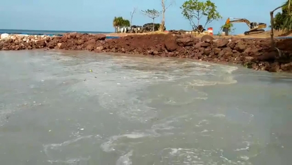 Bà Huyền cho người hút cát, đổ đất, đá bê tông lấn biển