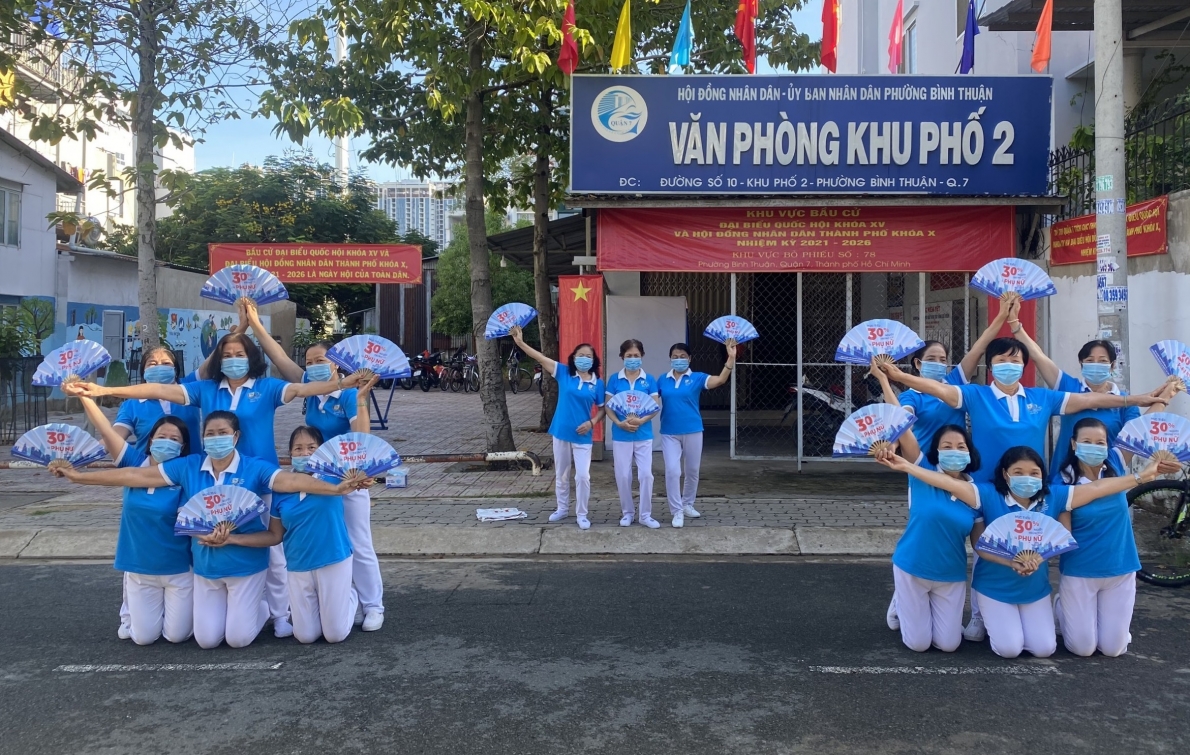 Người cao tuổi tuyên truyền ngày bầu cử