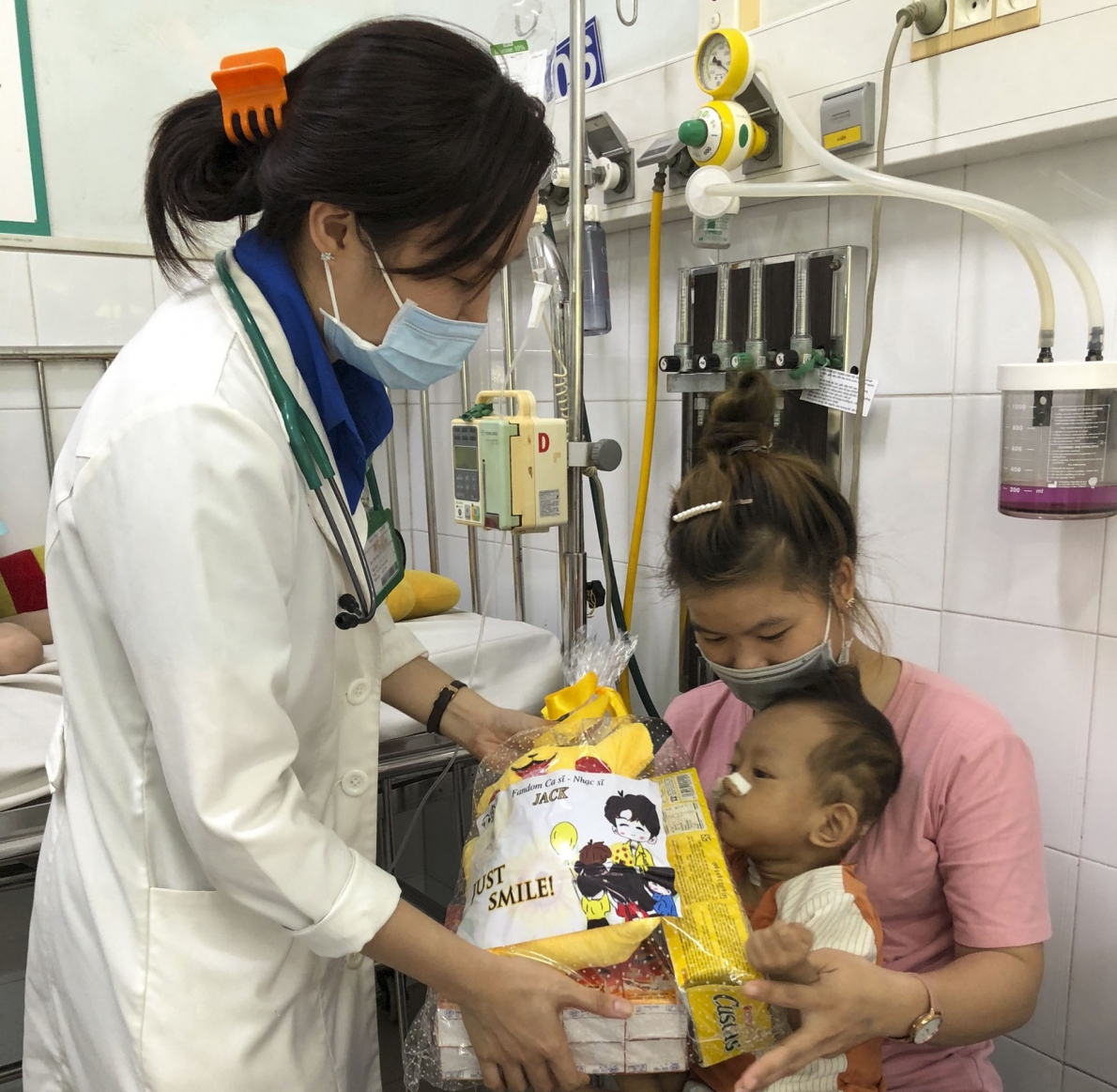 Bệnh viện Nhi Đồng 2, TP Hồ Chí Minh trao quà tết thiếu nhi cho các bé