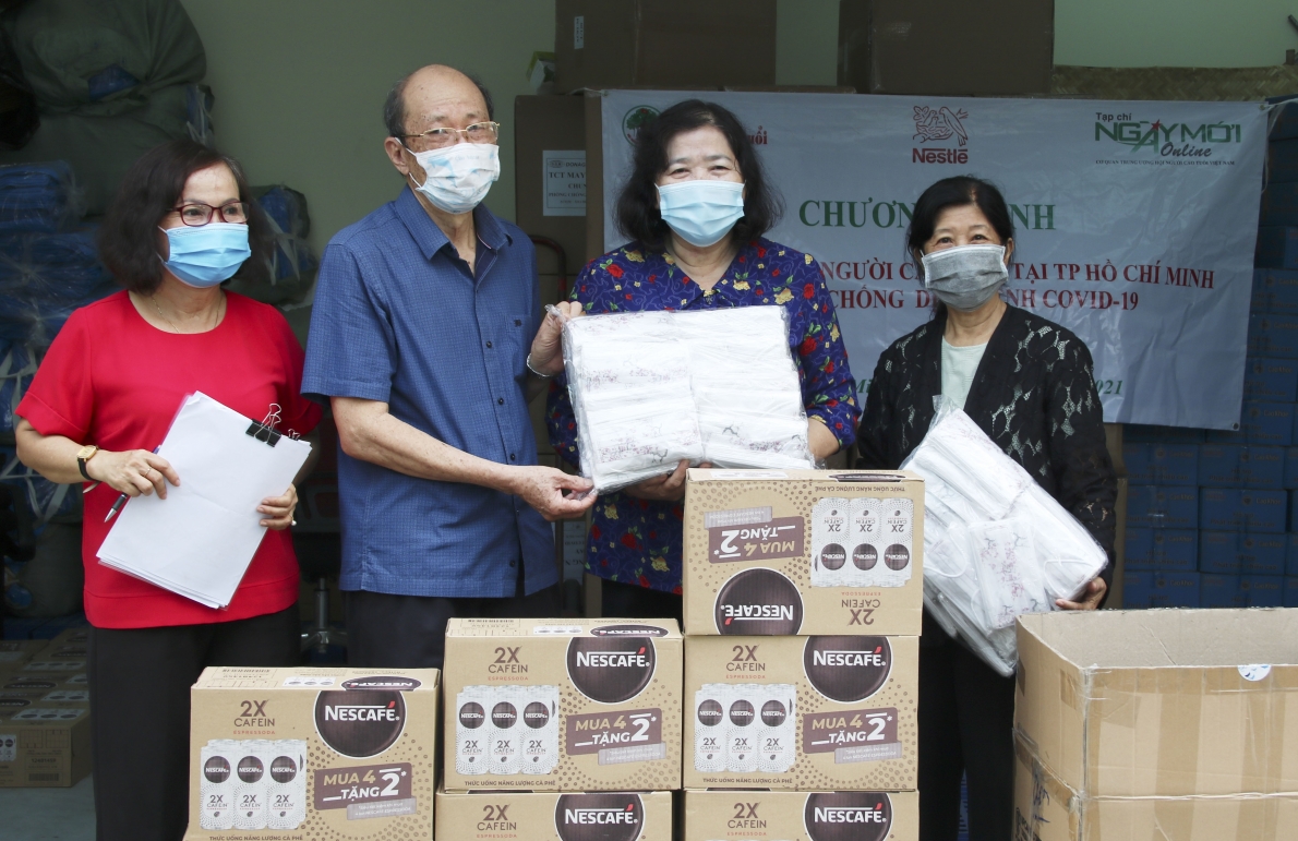 Công ty TNHH Nestlé Việt Nam và nhà hảo tâm tặng quà người cao tuổi tại TP. Hồ Chí Minh phòng, chống dịch bệnh Covid-19