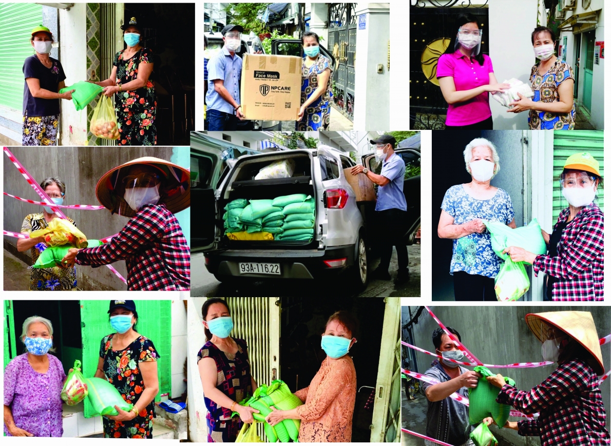 Trao tặng gạo và khẩu trang y tế đến người cao tuổi trong khu phong tỏa