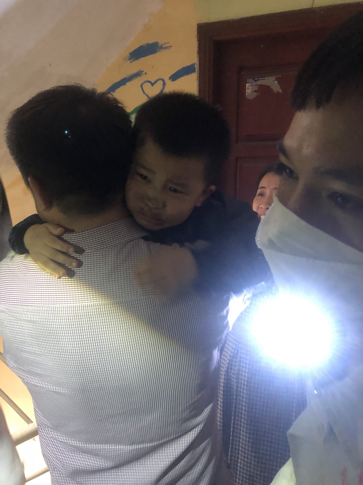 Giải cứu bé 4 tuổi kẹt dưới hố thang máy ở Hà Nội