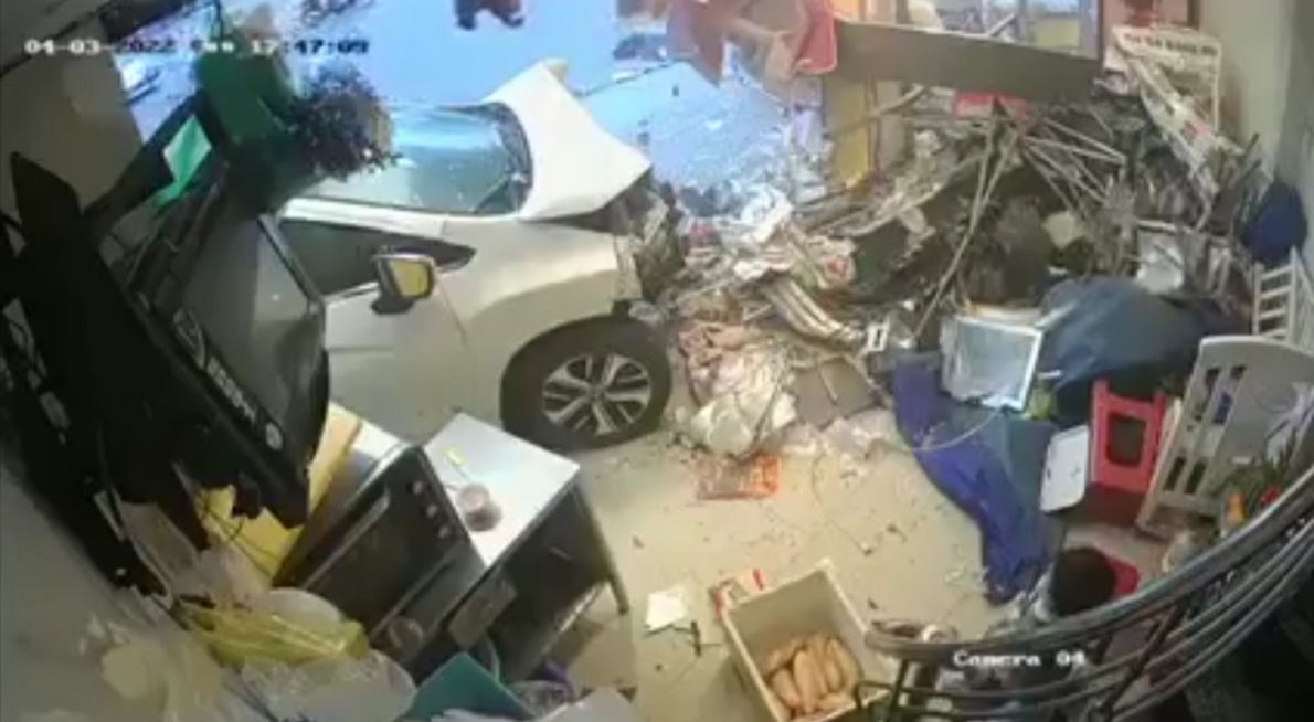 Xe "điên" lao vào tiệm bánh mỳ ở Đà Nẵng khiến hàng loạt người gặp nạn