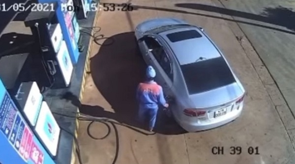 Nguyên hiệu trưởng thả tiền xuống đất khi vào đổ xăng