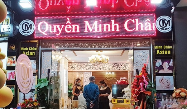 Clip phóng viên bị người phụ nữ ném chìa khóa vào người